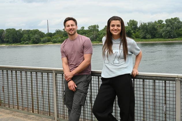 Schauspieler Timmi Trinks (spielt WaPo Bootsführer Mark Neumann ) und Schauspielerin Altine Emini ( spielt Teamassistentin Sam Leka ) bei der Vorstellung der neuen Schauspieler in der ARD Serie WaPo Duisburg *** Actor Timmi Trinks plays WaPo boat captain Mark Neumann, and actress Altine Emini plays team assistant Sam Leka in the introduction of the new cast members for the ARD series WaPo Duisburg,detected_source_language