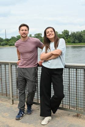 Schauspieler Timmi Trinks (spielt WaPo Bootsführer Mark Neumann ) und Schauspielerin Altine Emini ( spielt Teamassistentin Sam Leka ) bei der Vorstellung der neuen Schauspieler in der ARD Serie WaPo Duisburg *** Actor Timmi Trinks plays WaPo boat captain Mark Neumann, and actress Altine Emini plays team assistant Sam Leka in the introduction of the new cast members for the ARD series WaPo Duisburg,detected_source_language