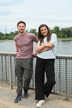 Schauspieler Timmi Trinks (spielt WaPo Bootsführer Mark Neumann ) und Schauspielerin Altine Emini ( spielt Teamassistentin Sam Leka ) bei der Vorstellung der neuen Schauspieler in der ARD Serie WaPo Duisburg *** Actor Timmi Trinks plays WaPo boat captain Mark Neumann, and actress Altine Emini plays team assistant Sam Leka in the introduction of the new cast members for the ARD series WaPo Duisburg,detected_source_language