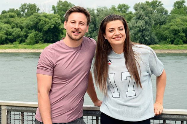 Schauspieler Timmi Trinks (spielt WaPo Bootsführer Mark Neumann ) und Schauspielerin Altine Emini ( spielt Teamassistentin Sam Leka ) bei der Vorstellung der neuen Schauspieler in der ARD Serie WaPo Duisburg *** Actor Timmi Trinks plays WaPo boat captain Mark Neumann, and actress Altine Emini plays team assistant Sam Leka in the introduction of the new cast members for the ARD series WaPo Duisburg,detected_source_language