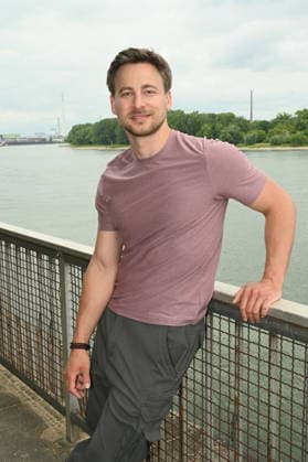Schauspieler Timmi Trinks (spielt WaPo Bootsführer Mark Neumann ) bei der Vorstellung der neuen Schauspieler in der ARD Serie WaPo Duisburg *** Actor Timmi Trinks plays WaPo boat captain Mark Neumann during the introduction of the new cast members in the ARD series WaPo Duisburg,detected_source_language