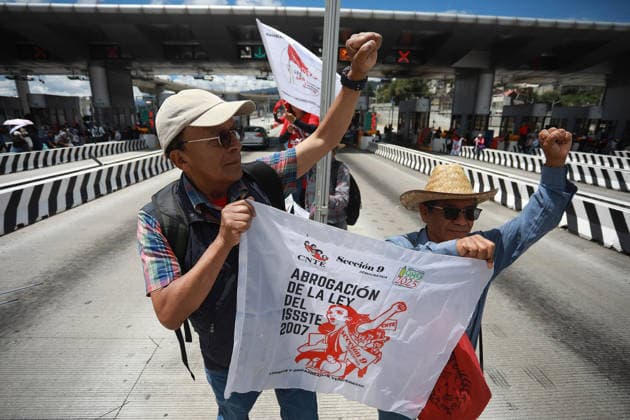 CNTE teachers protest in Mexico City on 15th day of strike MEXICO CITY, MEXICO - JUNE 15: CNTE teachers raise their fists as they protest at a toll booth in southern Mexico City, Mexico on June 15, 2026. Members of National Coordination of Education Workers (CNTE) staged protests at multiple toll booths, allowing motorists to pass without paying as their national strike reached its 15th day. Daniel Cardenas Anadolu Mexico City Mexico. Editorial use only. Please get in touch for any other usage.  Copyright: x2026xAnadoluxDanielxCardenasx