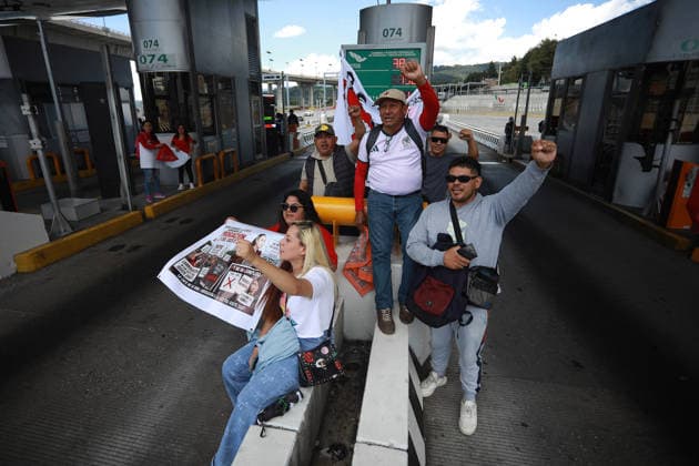 CNTE teachers protest in Mexico City on 15th day of strike MEXICO CITY, MEXICO - JUNE 15: CNTE teachers raise their fists as they protest at a toll booth in southern Mexico City, Mexico on June 15, 2026. Members of National Coordination of Education Workers (CNTE) staged protests at multiple toll booths, allowing motorists to pass without paying as their national strike reached its 15th day. Daniel Cardenas Anadolu Mexico City Mexico. Editorial use only. Please get in touch for any other usage.  Copyright: x2026xAnadoluxDanielxCardenasx