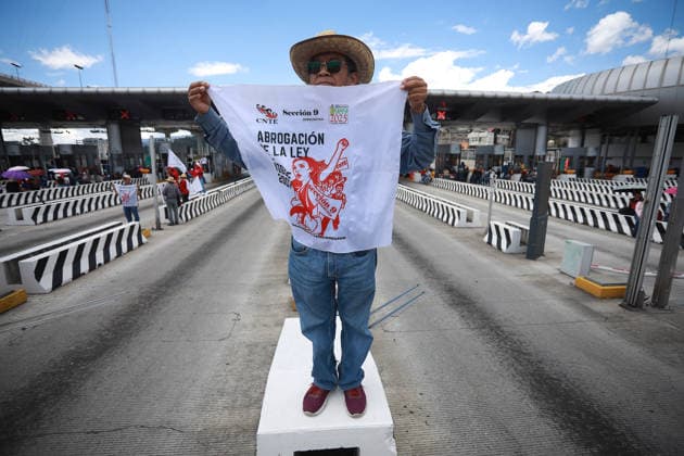CNTE teachers protest in Mexico City on 15th day of strike MEXICO CITY, MEXICO - JUNE 15: A CNTE teacher holds a banner during a protest at a toll booth in southern Mexico City, Mexico on June 15, 2026. Members of National Coordination of Education Workers (CNTE) staged protests at multiple toll booths, allowing motorists to pass without paying as their national strike reached its 15th day. Daniel Cardenas Anadolu Mexico City Mexico. Editorial use only. Please get in touch for any other usage.  Copyright: x2026xAnadoluxDanielxCardenasx