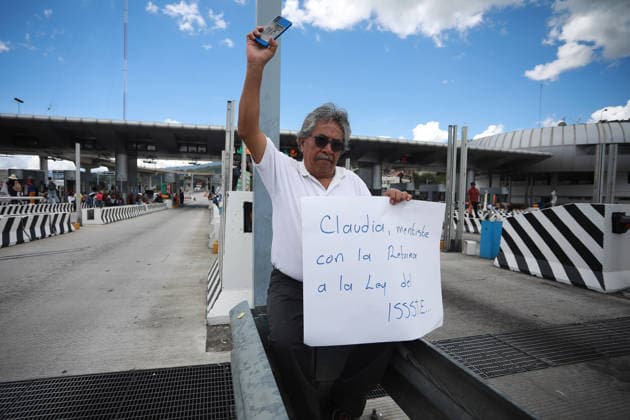 CNTE teachers protest in Mexico City on 15th day of strike MEXICO CITY, MEXICO - JUNE 15: A CNTE teacher holds a banner during a protest at a toll booth in southern Mexico City, Mexico on June 15, 2026. Members of National Coordination of Education Workers (CNTE) staged protests at multiple toll booths, allowing motorists to pass without paying as their national strike reached its 15th day. Daniel Cardenas Anadolu Mexico City Mexico. Editorial use only. Please get in touch for any other usage.  Copyright: x2026xAnadoluxDanielxCardenasx