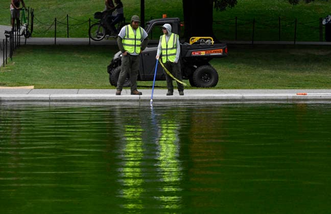 Newly-Renovated Lincoln Memorial Reflecting Pool Turns Green With Algae National Park Service employees work to clean up algae in the Lincoln Memorial Reflecting Pool following the completion of recent renovations on June 15, 2026 in Washington, DC. Photo by Olivier Douliery ABACAPRESS.COM Washington DC United States  Copyright: xDoulieryxOlivier ABACAx