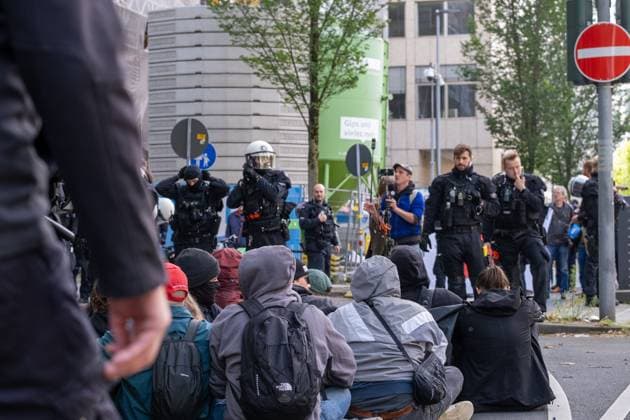 Hundreds Protest AfD Walking Tour Through Düsseldorf s Little Tokyo District DUSSELDORF, GERMANY JUNE 15, 2026: Around 15 to 20 supporters of the far-right political party Alternative für Deutschland (AfD) take part in a walking tour through Düsseldorf™s Japanese quarter, known as Little Tokyo. Several hundred counter-protesters gathered along the route to oppose the event. A large police presence was deployed throughout the city center, and officers cleared multiple streets and intersections after demonstrators established several sit-in blockades aimed at disrupting the march. The tour began at Martin-Luther-Platz and continued through the district under police protection. Photo by Mouafak Mahmalji Jna press (Photo by M