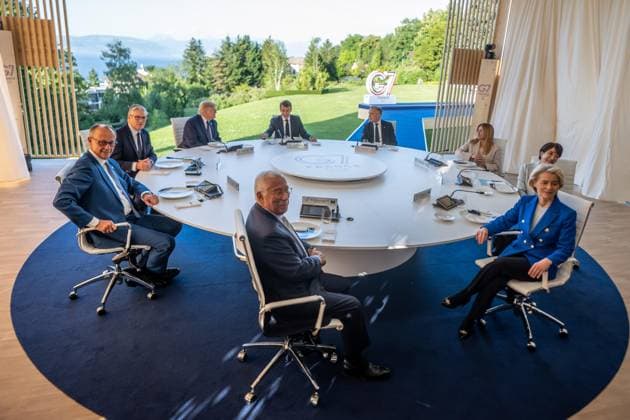 Évian-les-Bains, Frankreich, 15.06.2026: Hotel Royal: G7-Gipfel: Von L-R sitzen am Tisch: Bundeskanzler Friedrich Merz (CDU), Keir Starmer, US-Präsident Donald Trump, Emmanuel Macron, Mark Carney, Giorgia Meloni, Sanae Takaichi, Ursula von der Leyen und António Costa (Foto: Michael Kappeler, Pool) *** Évian-les-Bains, France, June 15, 2026, Hotel Royal, G7 Summit. Seated at the table from left to right Copyright: xMichaelxKappeler,xPool dtsxNachrichtenagenturx dts_123202