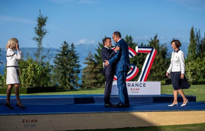Évian-les-Bains, Frankreich, 15.06.2026: Hotel Royal: G7-Gipfel: Brigitte Macron, Bundeskanzler Friedrich Merz (CDU), Frankreichs Präsident Emmanuel Macron und Charlotte Merz bei der Begrüßung (Foto: Michael Kappeler, Pool) *** Évian-les-Bains, France, June 15, 2026 Hotel Royal G7 Summit Brigitte Macron, German Chancellor Friedrich Merz (CDU), French President Emmanuel Macron, and Charlotte Merz at the welcome ceremony Photo by Michael Kappeler, Pool,detected_source_language Copyright: xMichaelxKappeler,xPool dtsxNachrichtenagenturx dts_123210