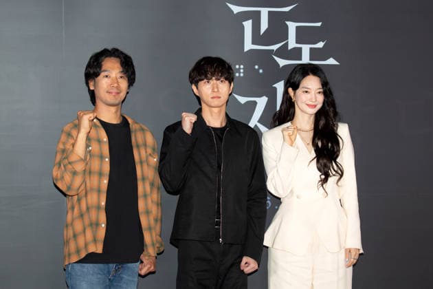Kim Nam-Hee, Yeom Ji-Ho and Shin Min-Ah, June 15, 2026 : Director Yeom Ji-Ho (C) with cast members Kim Nam-Hee (L) and Shin Min-Ah at a press conference for the new movie The Eyes in Seoul, South Korea. The Korean thriller film will hit local screens on June 24.  aflo_334569482