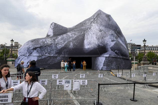 JR s trompe-l oeil Installation La Caverne Opening - Paris Opening of his trompe-l oeil installation La Caverne on the Pont-Neuf bridge in Paris, France on June 15, 2026. Photo by Lionel Urman ABACAPRESS.COM Paris France  Copyright: xUrmanxLionel ABACAx