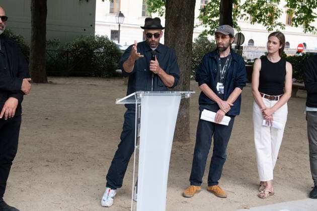 JR s trompe-l oeil Installation La Caverne Opening - Paris JR and Thomas Bangalter attend the opening of the trompe-l oeil installation La Caverne on the Pont-Neuf bridge in Paris, France on June 16, 2026. Photo by Lionel Urman ABACAPRESS.COM Paris France  Copyright: xUrmanxLionel ABACAx