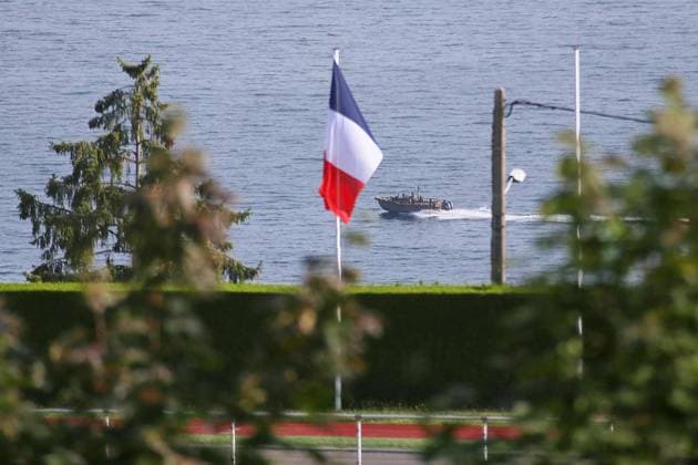 Évian-les-Bains, Frankreich, 16.06.2026: G7-Gipfel: Blick auf den Genfersee am Tagungsort, wo ein Polizeiboot patrouilliert. Zu sehen ist die Flagge von Frankreich *** Évian-les-Bains, France, June 16, 2026 G7 Summit Copyright: xdtsxNachrichtenagenturx dts_123223