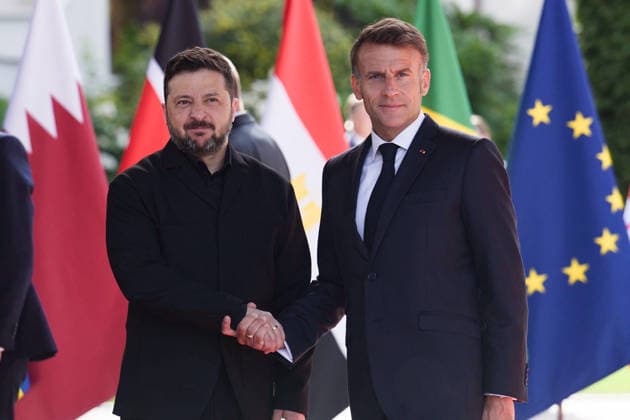 G7 Summit - Macron Welcomes Zelensky President Emmanuel Macron welcomes Ukrainian President Volodymyr Zelensky as he arrives to the Hotel Royal during the G7 summit, in Evian, eastern France, on June 16, 2026. A G7 summit is set to take place June 15 to 17 in the French town of Evian-les-Bains near Switzerland and it will be attended by country leaders as well as the EU s foreign policy chief and ministers from Brazil, Canada, the United Arab Emirates and Turkey. Photo by Ammar Abd Rabbo ABACAPRESS.COM Evian France  Copyright: xAbdxRabboxAmmar ABACAx