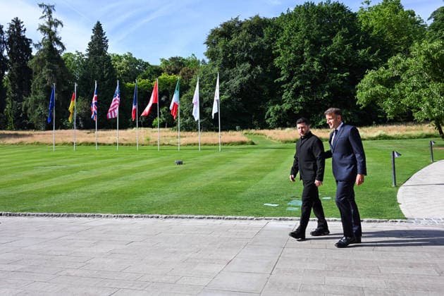 G7 Summit - Macron Welcomes Zelensky President Emmanuel Macron welcomes Ukrainian President Volodymyr Zelensky as he arrives to the Hotel Royal during the G7 summit, in Evian, eastern France, on June 16, 2026. A G7 summit is set to take place June 15 to 17 in the French town of Evian-les-Bains near Switzerland and it will be attended by country leaders as well as the EU s foreign policy chief and ministers from Brazil, Canada, the United Arab Emirates and Turkey. Photo by Ammar Abd Rabbo ABACAPRESS.COM Evian France  Copyright: xAbdxRabboxAmmar ABACAx