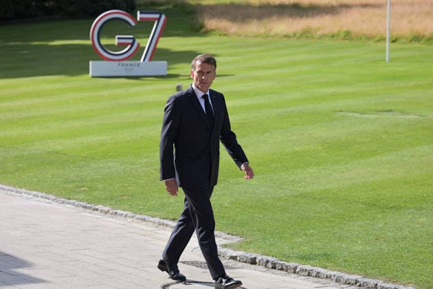 G7 Summit - Macron Welcomes Zelensky President Emmanuel Macron welcomes Ukrainian President Volodymyr Zelensky as he arrives to the Hotel Royal during the G7 summit, in Evian, eastern France, on June 16, 2026. A G7 summit is set to take place June 15 to 17 in the French town of Evian-les-Bains near Switzerland and it will be attended by country leaders as well as the EU s foreign policy chief and ministers from Brazil, Canada, the United Arab Emirates and Turkey. Photo by Ammar Abd Rabbo ABACAPRESS.COM Evian France  Copyright: xAbdxRabboxAmmar ABACAx