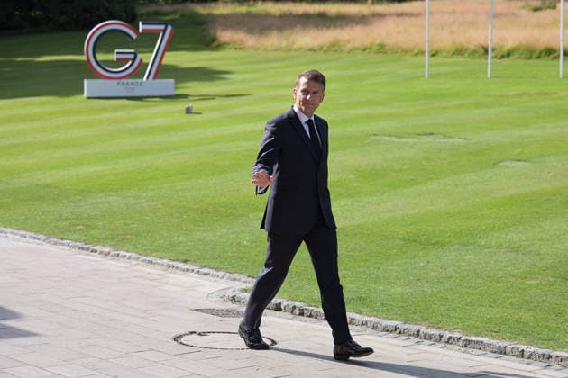 G7 Summit - Macron Welcomes Zelensky President Emmanuel Macron welcomes Ukrainian President Volodymyr Zelensky as he arrives to the Hotel Royal during the G7 summit, in Evian, eastern France, on June 16, 2026. A G7 summit is set to take place June 15 to 17 in the French town of Evian-les-Bains near Switzerland and it will be attended by country leaders as well as the EU s foreign policy chief and ministers from Brazil, Canada, the United Arab Emirates and Turkey. Photo by Ammar Abd Rabbo ABACAPRESS.COM Evian France  Copyright: xAbdxRabboxAmmar ABACAx