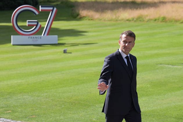 G7 Summit - Macron Welcomes Zelensky President Emmanuel Macron welcomes Ukrainian President Volodymyr Zelensky as he arrives to the Hotel Royal during the G7 summit, in Evian, eastern France, on June 16, 2026. A G7 summit is set to take place June 15 to 17 in the French town of Evian-les-Bains near Switzerland and it will be attended by country leaders as well as the EU s foreign policy chief and ministers from Brazil, Canada, the United Arab Emirates and Turkey. Photo by Ammar Abd Rabbo ABACAPRESS.COM Evian France  Copyright: xAbdxRabboxAmmar ABACAx