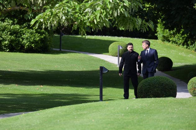 G7 Summit - Macron Welcomes Zelensky President Emmanuel Macron welcomes Ukrainian President Volodymyr Zelensky as he arrives to the Hotel Royal during the G7 summit, in Evian, eastern France, on June 16, 2026. A G7 summit is set to take place June 15 to 17 in the French town of Evian-les-Bains near Switzerland and it will be attended by country leaders as well as the EU s foreign policy chief and ministers from Brazil, Canada, the United Arab Emirates and Turkey. Photo by Ammar Abd Rabbo ABACAPRESS.COM Evian France  Copyright: xAbdxRabboxAmmar ABACAx