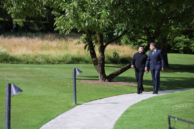 G7 Summit - Macron Welcomes Zelensky President Emmanuel Macron welcomes Ukrainian President Volodymyr Zelensky as he arrives to the Hotel Royal during the G7 summit, in Evian, eastern France, on June 16, 2026. A G7 summit is set to take place June 15 to 17 in the French town of Evian-les-Bains near Switzerland and it will be attended by country leaders as well as the EU s foreign policy chief and ministers from Brazil, Canada, the United Arab Emirates and Turkey. Photo by Ammar Abd Rabbo ABACAPRESS.COM Evian France  Copyright: xAbdxRabboxAmmar ABACAx