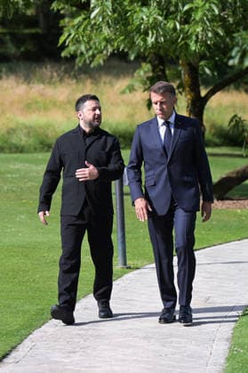 G7 Summit - Macron Welcomes Zelensky President Emmanuel Macron welcomes Ukrainian President Volodymyr Zelensky as he arrives to the Hotel Royal during the G7 summit, in Evian, eastern France, on June 16, 2026. A G7 summit is set to take place June 15 to 17 in the French town of Evian-les-Bains near Switzerland and it will be attended by country leaders as well as the EU s foreign policy chief and ministers from Brazil, Canada, the United Arab Emirates and Turkey. Photo by Ammar Abd Rabbo ABACAPRESS.COM Evian France  Copyright: xAbdxRabboxAmmar ABACAx