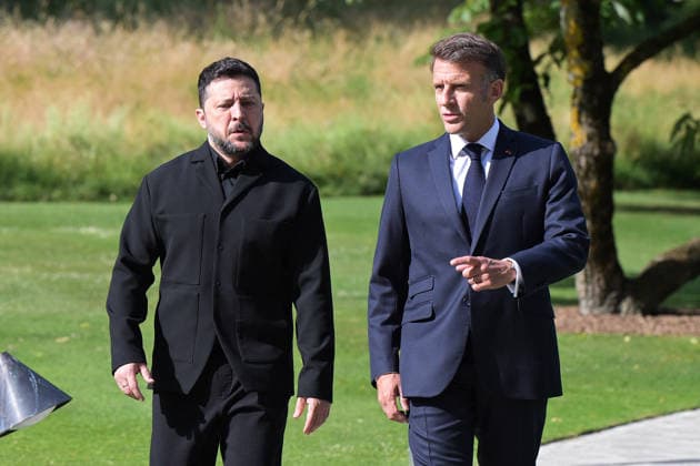 G7 Summit - Macron Welcomes Zelensky President Emmanuel Macron welcomes Ukrainian President Volodymyr Zelensky as he arrives to the Hotel Royal during the G7 summit, in Evian, eastern France, on June 16, 2026. A G7 summit is set to take place June 15 to 17 in the French town of Evian-les-Bains near Switzerland and it will be attended by country leaders as well as the EU s foreign policy chief and ministers from Brazil, Canada, the United Arab Emirates and Turkey. Photo by Ammar Abd Rabbo ABACAPRESS.COM Evian France  Copyright: xAbdxRabboxAmmar ABACAx