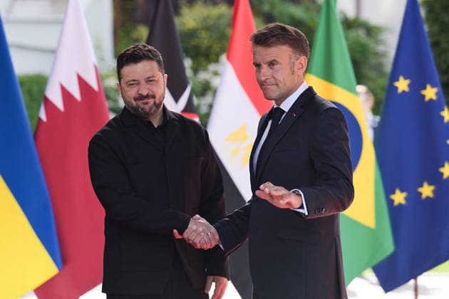 G7 Summit - Macron Welcomes Zelensky President Emmanuel Macron welcomes Ukrainian President Volodymyr Zelensky as he arrives to the Hotel Royal during the G7 summit, in Evian, eastern France, on June 16, 2026. A G7 summit is set to take place June 15 to 17 in the French town of Evian-les-Bains near Switzerland and it will be attended by country leaders as well as the EU s foreign policy chief and ministers from Brazil, Canada, the United Arab Emirates and Turkey. Photo by Ammar Abd Rabbo ABACAPRESS.COM Evian France  Copyright: xAbdxRabboxAmmar ABACAx