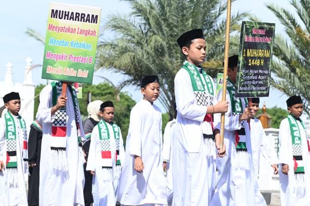 ISLAMIC NEW YEAR PARADE IN BANDA ACEH BANDA ACEH, INDONESIA JUNE 16, 2026: Students carry posters during an Islamic New Year parade in Banda Aceh, Aceh Province, Indonesia. The parade, attended by hundreds of kindergarten, elementary, junior high, and senior high school students, was organized to celebrate and welcome the Islamic New Year 1448 Hijri. The event also aimed to strengthen Islamic brotherhood (ukhuwah islamiyah) and promote Islamic values and teachings among the community through a public display of religious unity and cultural tradition. Banda Aceh Aceh Indonesia Copyright: x xMUHAMMADx xJNAxPressx