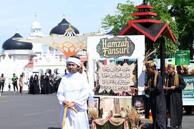 ISLAMIC NEW YEAR PARADE IN BANDA ACEH BANDA ACEH, INDONESIA JUNE 16, 2026: Students carry posters during an Islamic New Year parade in Banda Aceh, Aceh Province, Indonesia. The parade, attended by hundreds of kindergarten, elementary, junior high, and senior high school students, was organized to celebrate and welcome the Islamic New Year 1448 Hijri. The event also aimed to strengthen Islamic brotherhood (ukhuwah islamiyah) and promote Islamic values and teachings among the community through a public display of religious unity and cultural tradition. Banda Aceh Aceh Indonesia Copyright: x xMUHAMMADx xJNAxPressx