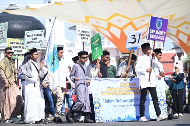 ISLAMIC NEW YEAR PARADE IN BANDA ACEH BANDA ACEH, INDONESIA JUNE 16, 2026: Students carry posters during an Islamic New Year parade in Banda Aceh, Aceh Province, Indonesia. The parade, attended by hundreds of kindergarten, elementary, junior high, and senior high school students, was organized to celebrate and welcome the Islamic New Year 1448 Hijri. The event also aimed to strengthen Islamic brotherhood (ukhuwah islamiyah) and promote Islamic values and teachings among the community through a public display of religious unity and cultural tradition. Banda Aceh Aceh Indonesia Copyright: x xMUHAMMADx xJNAxPressx