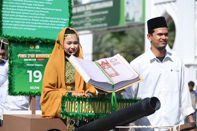 ISLAMIC NEW YEAR PARADE IN BANDA ACEH BANDA ACEH, INDONESIA JUNE 16, 2026: Students carry posters during an Islamic New Year parade in Banda Aceh, Aceh Province, Indonesia. The parade, attended by hundreds of kindergarten, elementary, junior high, and senior high school students, was organized to celebrate and welcome the Islamic New Year 1448 Hijri. The event also aimed to strengthen Islamic brotherhood (ukhuwah islamiyah) and promote Islamic values and teachings among the community through a public display of religious unity and cultural tradition. Banda Aceh Aceh Indonesia Copyright: x xMUHAMMADx xJNAxPressx