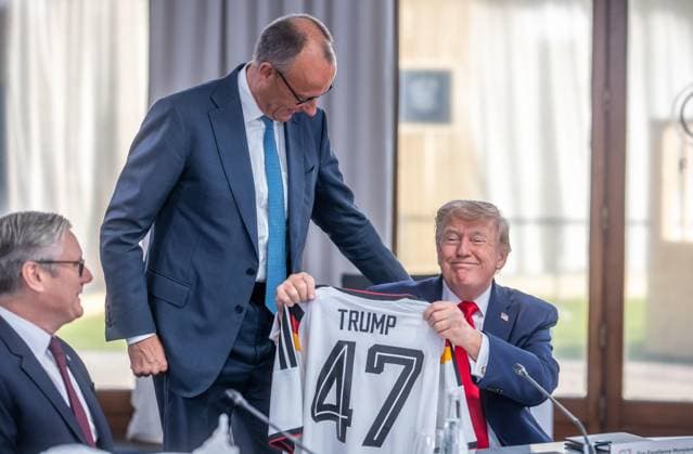Évian-les-Bains, Frankreich, 16.06.2026: Hotel Royal: G7-Gipfel: Friedrich Merz übergibt ein Deutschlandtrikot an US-Präsident Donald Trump; Keir Starmer schaut zu (Foto: Michael Kappeler, Pool) *** Évian-les-Bains, France, June 16, 2026 Hotel Royal G7 Summit Friedrich Merz presents a German soccer jersey to U.S. President Donald Trump Keir Starmer looks on Photo by Michael Kappeler, Pool,detected_source_language Copyright: xMichaelxKappeler,xPool dtsxNachrichtenagenturx dts_123228