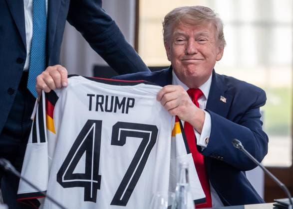 Évian-les-Bains, Frankreich, 16.06.2026: Hotel Royal: G7-Gipfel: US-Präsident Donald Trump hält ein Deutschland-Trikot hoch, das er von Bundeskanzler Friedrich Merz geschenkt bekommen hat (Foto: Michael Kappeler, Pool) *** Évian-les-Bains, France, June 16, 2026 Hotel Royal G7 Summit U.S. President Donald Trump holds up a Germany jersey that he received as a gift from Chancellor Friedrich Merz Photo by Michael Kappeler, Pool,detected_source_language Copyright: xMichaelxKappeler,xPool dtsxNachrichtenagenturx dts_123229