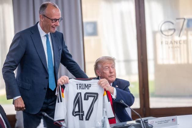 Évian-les-Bains, Frankreich, 16.06.2026: Hotel Royal: G7-Gipfel: Bundeskanzler Friedrich Merz (CDU) übergibt ein Deutschlandtrikot an US-Präsident Donald Trump (Foto: Michael Kappeler, Pool) *** Évian-les-Bains, France, June 16, 2026 Hotel Royal G7 Summit Copyright: xMichaelxKappeler,xPool dtsxNachrichtenagenturx dts_123233