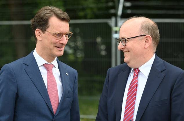 v.l. Hendrik WUEST, Wüst, CDU, Ministerpraesident des Landes Nordrhein-Westfalen, Matthias HAUER, parlamentarischer Staatssekretaer im Bundesministerium Forschung, Technologie und Raumfahrt, Spatenstich fuer den GOVSATCOM-Hub beim Deutschen Zentrum fuer Luft- und Raumfahrt DLR in Koeln, 16.06.2026. *** From left