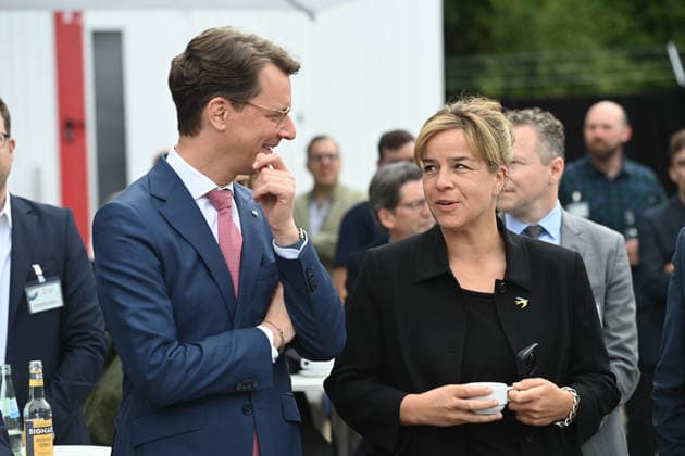 v.l. Hendrik WUEST, Wüst, CDU, Ministerpraesident des Landes Nordrhein-Westfalen, Mona NEUBAUR, Buendnis 90 die Gruenen, Ministerin fuer Wirtschaft, Industrie, Klimaschutz und Energie, stellv. Ministerpraesidentin des Landes Nordrhein-Westfalen, , Spatenstich fuer den GOVSATCOM-Hub beim Deutschen Zentrum fuer Luft- und Raumfahrt DLR in Koeln, 16.06.2026. *** From left