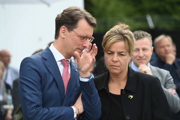 v.l. Hendrik WUEST, Wüst, CDU, Ministerpraesident des Landes Nordrhein-Westfalen, Mona NEUBAUR, Buendnis 90 die Gruenen, Ministerin fuer Wirtschaft, Industrie, Klimaschutz und Energie, stellv. Ministerpraesidentin des Landes Nordrhein-Westfalen, , Spatenstich fuer den GOVSATCOM-Hub beim Deutschen Zentrum fuer Luft- und Raumfahrt DLR in Koeln, 16.06.2026. *** From left