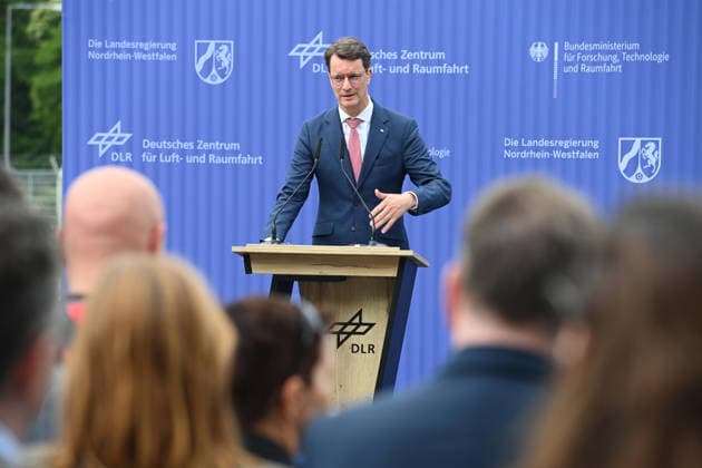 Hendrik WUEST, Wüst, CDU, Ministerpraesident des Landes Nordrhein-Westfalen, bei seiner Rede, Spatenstich fuer den GOVSATCOM-Hub beim Deutschen Zentrum fuer Luft- und Raumfahrt DLR in Koeln, 16.06.2026. *** Hendrik WUEST, Wüst, CDU, Minister-President of North Rhine-Westphalia, delivering a speech at the groundbreaking ceremony for the GOVSATCOM Hub at the German Aerospace Center (DLR) in Cologne, June 16, 2026,detected_source_language