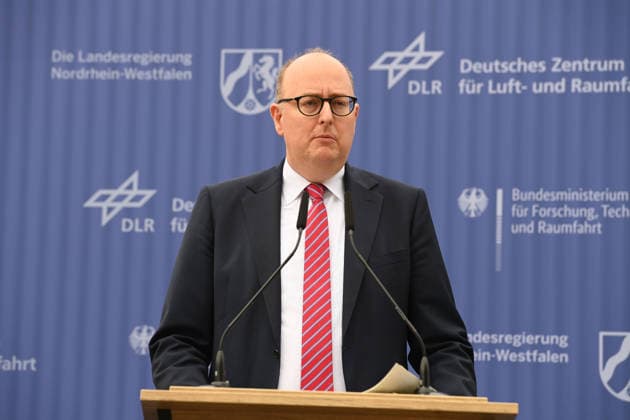Matthias HAUER, parlamentarischer Staatssekretaer im Bundesministerium Forschung, Technologie und Raumfahrt, bei seiner Rede, Spatenstich fuer den GOVSATCOM-Hub beim Deutschen Zentrum fuer Luft- und Raumfahrt DLR in Koeln, 16.06.2026. *** Matthias HAUER, Parliamentary State Secretary at the Federal Ministry of Research, Technology, and Space, delivering a speech at the groundbreaking ceremony for the GOVSATCOM Hub at the German Aerospace Center (DLR) in Cologne, June 16, 2026,detected_source_language