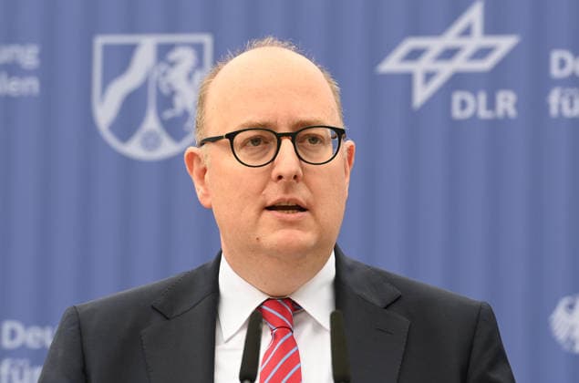 Matthias HAUER, parlamentarischer Staatssekretaer im Bundesministerium Forschung, Technologie und Raumfahrt, bei seiner Rede, Spatenstich fuer den GOVSATCOM-Hub beim Deutschen Zentrum fuer Luft- und Raumfahrt DLR in Koeln, 16.06.2026. *** Matthias HAUER, Parliamentary State Secretary at the Federal Ministry of Research, Technology, and Space, delivering a speech at the groundbreaking ceremony for the GOVSATCOM Hub at the German Aerospace Center (DLR) in Cologne, June 16, 2026,detected_source_language