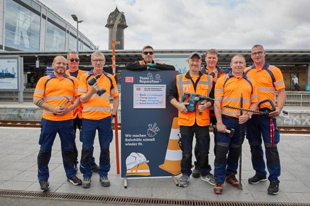 Mobile Handwerkerteams an Bahnhöfen ** NUR FÜR REDAKTIONELLE ZWECKE ** EDITORIAL USE ONLY **<p>Ein mobiles Handwerkerteam der Bahn steht auf einem Bahnsteig am Ostkreuz. Rund 200 neue Mitarbeitende in 44 Teams sollen für mehr Tempo bei Reparaturen sorgen. Deutschland Berlin Berlin Copyright: JörgxCarstensen *** Mobile repair teams at train stations FOR EDITORIAL USE ONLY EDITORIAL USE ONLY p A mobile repair team from Deutsche Bahn stands on a platform at Ostkreuz. Around 200 new employees in 44 teams are expected to speed up repairs. Germany Berlin Berlin Copyright JörgxCarstensen,detected_source_language Copyright: JörgxCarstensen doc86b7eyqlwcph1oicihc ,EDITORIAL USE ONLY