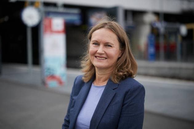 Mobile Handwerkerteams an Bahnhöfen ** NUR FÜR REDAKTIONELLE ZWECKE ** EDITORIAL USE ONLY **<p>Katja Hüske, Vorständin Personenbahnhöfe bei der DB InfraGO AG, steht auf einem Bahnsteig am Ostkreuz. Rund 200 neue Mitarbeitende in 44 Teams sollen für mehr Tempo bei Reparaturen sorgen. Deutschland Berlin Berlin Copyright: JörgxCarstensen *** Mobile teams of tradespeople at train stations FOR EDITORIAL USE ONLY EDITORIAL USE ONLY p Katja Hüske, Executive Board Member for Passenger Stations at DB InfraGO AG, stands on a platform at Ostkreuz. Around 200 new employees in 44 teams are set to speed up repairs. Germany Berlin Berlin Copyright JörgxCarstensen,detected_source_language Copyright: JörgxCarstensen doc86b7ewvpq9cj0eyz10ma ,EDITORIAL USE ONLY