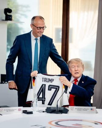 Évian-les-Bains, Frankreich, 16.06.2026: Hotel Royal: G7-Gipfel: Bundeskanzler Friedrich Merz (CDU) übergibt ein Deutschlandtrikot an US-Präsident Donald Trump *** Évian-les-Bains, France, June 16, 2026 Hotel Royal G7 Summit Copyright: xDenzel,xJesco BPA dtsxNachrichtenagenturx dts_123242