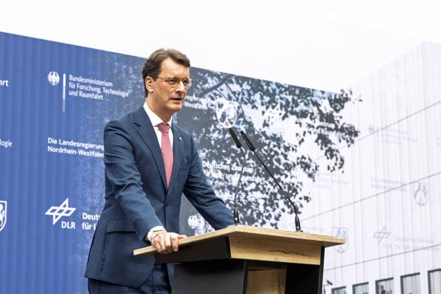 Spatenstich für GOVSATCOM-Hub in Köln NRW Ministerpräsident Hendrik WÜST (CDU) - Spatenstich für den GOVSATCOM-Hub am Standort Köln des Deutschen Zentrums für Luft- und Raumfahrt in Anwesenheit von Hendrik Wüst (CDU, MdL) und Mona Neubaur (Grüne, MdL). Der europäische Knotenpunkt soll sichere Satellitenkommunikation für staatliche Nutzer und Anbieter hochsicherer Kommunikationsdienste bündeln. Köln Porz Nordrhein-Westfalen Deutschland *** Groundbreaking Ceremony for GOVSATCOM Hub in Cologne, North Rhine-Westphalia Copyright: xMarcxJohnx