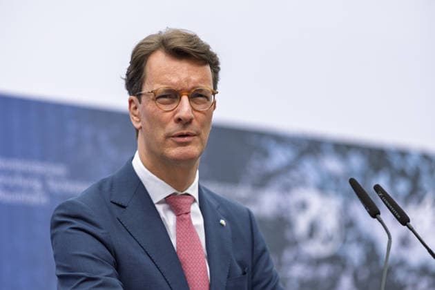 Spatenstich für GOVSATCOM-Hub in Köln NRW Ministerpräsident Hendrik WÜST (CDU) - Spatenstich für den GOVSATCOM-Hub am Standort Köln des Deutschen Zentrums für Luft- und Raumfahrt in Anwesenheit von Hendrik Wüst (CDU, MdL) und Mona Neubaur (Grüne, MdL). Der europäische Knotenpunkt soll sichere Satellitenkommunikation für staatliche Nutzer und Anbieter hochsicherer Kommunikationsdienste bündeln. Köln Porz Nordrhein-Westfalen Deutschland *** Groundbreaking Ceremony for GOVSATCOM Hub in Cologne, North Rhine-Westphalia Copyright: xMarcxJohnx