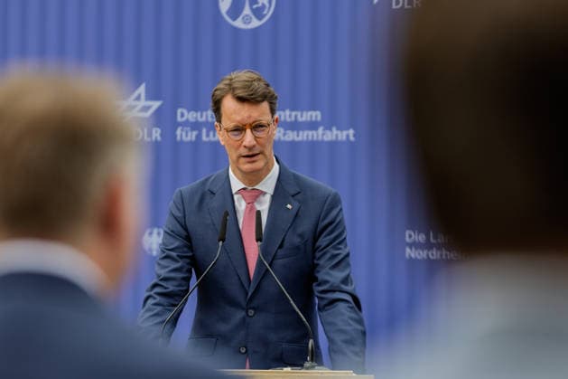 Spatenstich für GOVSATCOM-Hub in Köln NRW Ministerpräsident Hendrik WÜST (CDU) - Spatenstich für den GOVSATCOM-Hub am Standort Köln des Deutschen Zentrums für Luft- und Raumfahrt in Anwesenheit von Hendrik Wüst (CDU, MdL) und Mona Neubaur (Grüne, MdL). Der europäische Knotenpunkt soll sichere Satellitenkommunikation für staatliche Nutzer und Anbieter hochsicherer Kommunikationsdienste bündeln. Köln Porz Nordrhein-Westfalen Deutschland *** Groundbreaking Ceremony for GOVSATCOM Hub in Cologne, North Rhine-Westphalia Copyright: xMarcxJohnx
