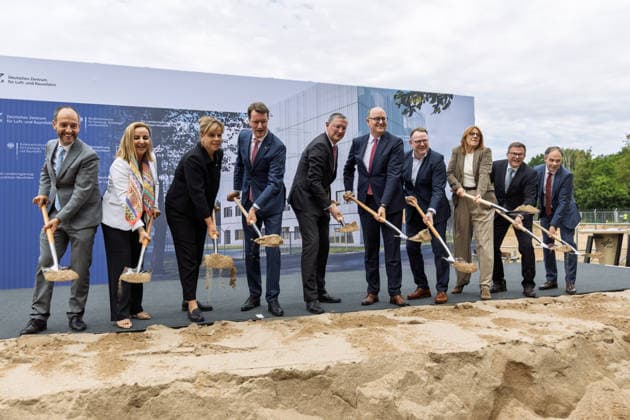Spatenstich für GOVSATCOM-Hub in Köln U.a. Mona NEUBAUR (Die Grünen), NRW Ministerpräsident Hendrik WÜST (CDU), Stephane Beemelmans (DLR), Staatssekretäre Matthias Hauer Oberbürgermeister der Stadt Köln Torsten Burmester (SPD)-Spatenstich für den GOVSATCOM-Hub am Standort Köln des Deutschen Zentrums für Luft- und Raumfahrt in Anwesenheit von Hendrik Wüst (CDU, MdL), Mona Neubaur (Grüne, MdL). Der europäische Knotenpunkt soll sichere Satellitenkommunikation für staatliche Nutzer und Anbieter hochsicherer Kommunikationsdienste bündeln. Köln Porz Nordrhein-Westfalen Deutschland *** Groundbreaking Ceremony for the GOVSATCOM Hub in Cologne Copyright: xMarcxJohnx