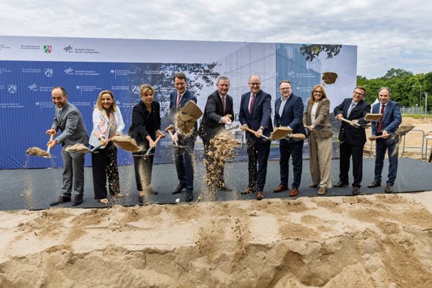 Spatenstich für GOVSATCOM-Hub in Köln U.a. Mona NEUBAUR (Die Grünen), NRW Ministerpräsident Hendrik WÜST (CDU), Stephane Beemelmans (DLR), Staatssekretäre Matthias Hauer Oberbürgermeister der Stadt Köln Torsten Burmester (SPD)-Spatenstich für den GOVSATCOM-Hub am Standort Köln des Deutschen Zentrums für Luft- und Raumfahrt in Anwesenheit von Hendrik Wüst (CDU, MdL), Mona Neubaur (Grüne, MdL). Der europäische Knotenpunkt soll sichere Satellitenkommunikation für staatliche Nutzer und Anbieter hochsicherer Kommunikationsdienste bündeln. Köln Porz Nordrhein-Westfalen Deutschland *** Groundbreaking Ceremony for the GOVSATCOM Hub in Cologne Copyright: xMarcxJohnx