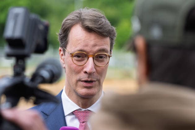 Spatenstich für GOVSATCOM-Hub in Köln NRW Ministerpräsident Hendrik WÜST (CDU) - Spatenstich für den GOVSATCOM-Hub am Standort Köln des Deutschen Zentrums für Luft- und Raumfahrt in Anwesenheit von Hendrik Wüst (CDU, MdL) und Mona Neubaur (Grüne, MdL). Der europäische Knotenpunkt soll sichere Satellitenkommunikation für staatliche Nutzer und Anbieter hochsicherer Kommunikationsdienste bündeln. Köln Porz Nordrhein-Westfalen Deutschland *** Groundbreaking Ceremony for GOVSATCOM Hub in Cologne, North Rhine-Westphalia Copyright: xMarcxJohnx