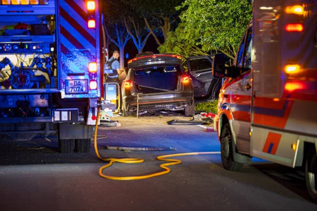 Drei Schusswaffen im Unfallwagen Fahrer kracht in Bäume und wird schwer verletzt In der Nacht auf Dienstag, 15.06.2026, verunglückte ein 45-jähriger Autofahrer kurz vor Mitternacht auf der L3261 zwischen Bensheim-Langwaden und Hähnlein schwer. Sein Mietwagen prallte offenbar wegen zu hoher Geschwindigkeit gegen eine Baustellenabsperrung, fuhr quer über die Fahrbahn und streifte zwei Bäume. Der Fahrer wurde schwer verletzt und kam ins Krankenhaus. Im Fahrzeug fanden Polizeibeamte drei Schusswaffen; ob es sich um Schreckschuss- oder scharfe Waffen handelt, war zunächst unklar. Zudem besteht Verdacht auf Fahren unter Alkoholeinfluss, eine Blutentnahme wurde durchgeführt. Alsbach-Hähnlein Hessen Deutschland *** Three firearms foun